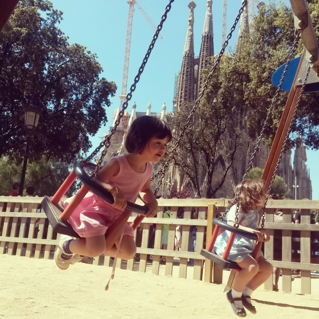 parc de jeux pour enfants au pied de la sagrada familia à Barcelone